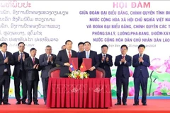 Representatives of Dien Bien and Phongsali provinces sign a cooperation agreement at the talks on December 25, 2024 in Dien Bien city. (Photo: VNA)