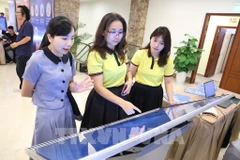 Delegates experience digital transformation at a national forum to support businesses in digital transformation and e-commerce development (Photo: VNA)