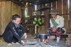 A Nhanh (left), a resident of Dak Na commune in Tu Mo Rong district, former Kon Tum province, was rescued after being lured to Cambodia by the false promise of an easy work with high pay. (Photo: VNA)