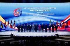 Malaysian Prime Minister Anwar Ibrahim (sixth from left) poses for a photo with foreign ministers of ASEAN countries, Timor Leste and ASEAN Secretary-General Dr. Kao Kim Hourn at the opening ceremony of the AMM-58 on July 9. (Photo: VNA)