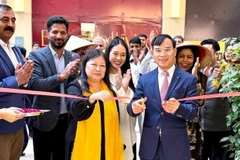 Vietnam’s Trade Counselor in India Bui Trung Thuong and Nguyen Phi Van, Chairwoman of Go Global Holdings, cut the ribbon at the opening ceremony of a Three O’Clock coffee shop at AIPL Joy Central. (Photo: tuoitre.vn)