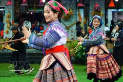 A dance performance by members of the Mong ethnic group at the “Great National Unity Festival” of ethnic communities at the Vietnam National Village for Ethnic Culture and Tourism. (Photo: VNA)