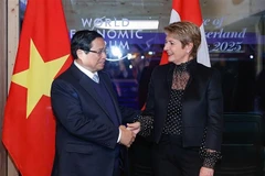 Prime Minister Pham Minh Chinh (left) and Swiss President Karin Keller-Sutter at their meeting in Davos on January 21 (Photo: VNA)