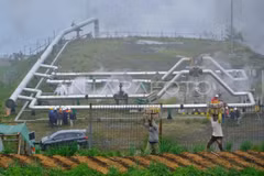 Farmers carry harvest potatoes near PT Geo Dipa Energi’s geothermal well installation in the Dieng Plateau, Central Java (Photo: Antara)