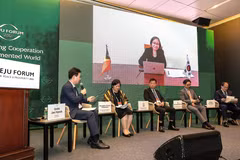 Vietnamese Ambassador to the Republic of Korea Vu Ho (centre) participates in the discussion session (Photo: VNA)