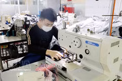 At an export-oriented apparel factory in Hung Yen province. (Photo: VNA)