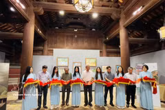 Delegates cut the ribbon to open the exhibition. (Photo: VNA)