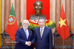 Party General Secretary and State President To Lam (R) receives Portuguese Ambassador Joaquim Alberto De Sousa Moreira De Lemos in Hanoi on July 6. (Photo: VNA)