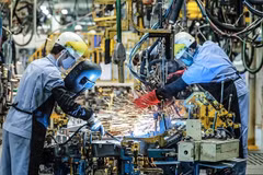 Vietnamese manufacturers again registered growth of production in December, extending the current sequence of expansion to eight months. (Photo vneconomy.vn)