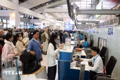 At Noi Bai International Airport (Photo: VNA)