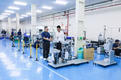 A production line assembling wafer transfer robots for the semiconductor industry at TAZMO Vietnam Co. Ltd. in Long Hau Industrial Park, Tay Ninh province (Photo: VNA)