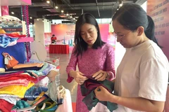 The domestic market, with over 100 million people, holds great potential for Vietnamese businesses. (Photo: VNA) 