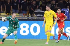 Vietnamese goalkeeper Filip Nguyen (left) makes a crucial save to deny a goal in the match against Malaysia on June 10, 2025. (Photo: VNA)