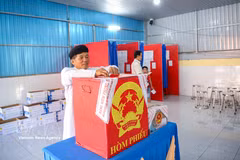 A follower of Caodaism in Tay Ninh province casts his vote in the election of deputies to the 16th National Assembly and all-level People's Councils for the 2026-2031 terms (Photo: VNA) 
