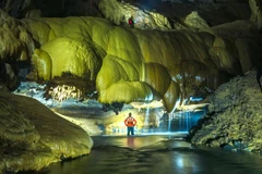 A tourist visits Va cave in the Phong Nha-Ke Bang National Park in Quang Binh province. (Photo: VNA)