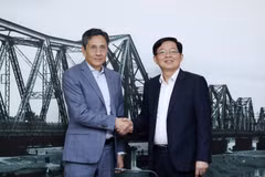 Deputy Prime Minister Ho Quoc Dung (R) and CEO of Switzerland-based FS Finance Suisse AG Roland Staub (Photo: VGP)