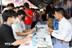 Students and workers receive career counselling and job placement advice. (Photo: VNA)
