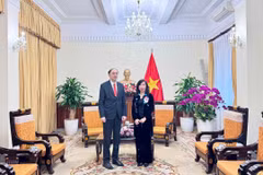 Deputy Minister of Foreign Affairs Le Thi Thu Hang (R) receives Armenian Ambassador to Vietnam Suren Baghdasaryan (Photo: VNA)
