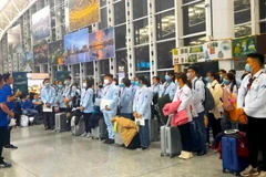 Vietnamese workers complete procedures to travel to work abroad - Illustrative image (Photo: VNA)