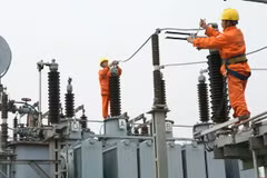 Vietnam Electricity (EVN) workers maintain electrical equipment. (Photo: VNA)