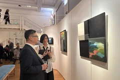 Ambassador of Vietnam to France Trinh Duc Hai and French-Vietnamese painter Lien Pham at the exhibition. (Photo: VNA)