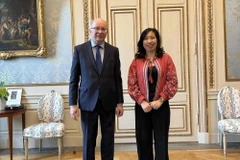 Vietnamese Deputy Minister of Foreign Affairs Le Thi Thu Hang (R) and Swedish State Secretary for Foreign Affairs Dag Hartelius (Photo: baoquocte.vn)