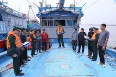 Officers and soldiers of Hai Thinh Port's Border Guard Post disseminate legal regulations for fishing at sea to fishermen. (Photo: VNA) 