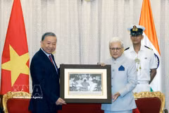 Governor of Maharashtra state Jishnu Dev Varma (right) presents General Secretary of the Communist Party of Vietnam Central Committee and State President To Lam with a photograph of President Ho Chi Minh attending a reception hosted by the Governor of Bombay (now Mumbai) during his visit to the city in February 1958. (Photo: VNA)