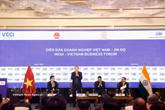 General Secretary of the Communist Party of Vietnam Central Committee and State President To Lam (standing) attends the India – Vietnam Business Forum in Mumbai, Maharashtra, on May 7, 2026. (Photo: VNA)