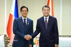 Vietnamese Prime Minister Le Minh Hung (R) and Philippine President Ferdinand Marcos Jr. at their meeting on the sidelines of the 48th ASEAN Summit in Cebu, the Philippines, on May 7, 2026. (Photo: VNA)