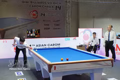 Men’s three-cushion carom defending champion Cho Myung Woo of the Republic of Korea (left) competes against Yoneyama Satoru of Japan in Group A at the 14th Asian Carom Championship. (Photo: VNA)