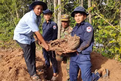 K92 Team searches for and recovers the remains of Vietnamese volunteer soldiers and experts who laid down their lives during different periods of war in Cambodia's Kampot province. (Photo published by VNA)