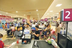 Shoppers at Aeon Mall Long Bien, Hanoi. (Photo: VNA)