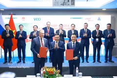 Prime Minister Le Minh Hung witnesses the handover of the investment certificate for the PSC of Blocks 01/17 and 02/17 on Vietnam’s continental shelf between Petrovietnam and Russia’s Zarubezhneft Group. (Photo: VNA)