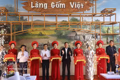 Delegates perform the ribbon-cutting ceremony to mark the soft opening of the Vietnamese pottery village in Da Nang’s Ba Na ward on June 16, 2026. (Photo: VNA)