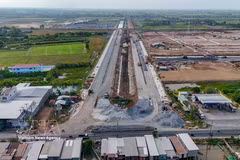 The road to the VSIP Can Tho Industrial Park connecting with National Highway 80 is under construction. (Photo; VNA)