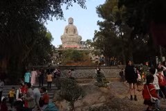 Tourists visit Phat Tich Pagoda in Bac Ninh Province. (Photo: VNA)