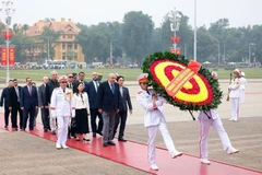 Jordanian House of Representatives Speaker Mazen Turki El Qadi and his delegation lay a wreath and pay tribute to President Ho Chi Minh at the late leader's mausoleum. (Photo: VNA)