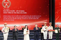 Party General Secretary To Lam and Prime Minister Pham Minh Chinh present Prize A at the Golden Sickle and Hammer Awards presentation ceremony in Hanoi on February 3, 2026. (Photo: VNA)