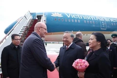 Russian Deputy PM Dmitry Chernyshenko (L) bids farewell to Party General Secretary To Lam and his spouse. (Photo: VNA)