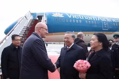 Russian Deputy PM Dmitry Chernyshenko (L) bids farewell to Party General Secretary To Lam and his spouse. (Photo: VNA)