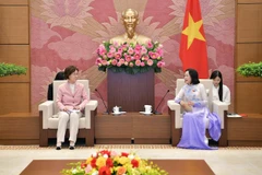 National Assembly (NA) Vice Chairwoman Nguyen Thi Thanh (R) receives Lee In-sun, Chairwoman of the National Assembly Gender Equality and Family Committee of the Republic of Korea (RoK) in Hanoi on June 23. (Photo: VNA)