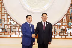 Deputy Prime Minister Tran Hong Ha (L) and Governor of Yunnan province Wang Yubo (Photo: VNA)