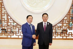 Deputy Prime Minister Tran Hong Ha (L) and Governor of Yunnan province Wang Yubo (Photo: VNA)