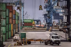 Container loading and unloading activities at Tanjung Priok Port in Jakarta (Photo: Antara)