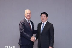 State President Luong Cuong (R) receives Secretary-General of the International Chamber of Commerce John Denton in Gyeongju city, the RoK, on October 30. (Photo: VNA)