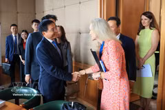Deputy PM Nguyen Van Thang (L) meets with WTO Deputy Director-General Jennifer DJ Nordquist (Photo: VNA)