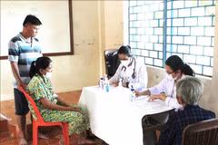 Doctors offer free health check-ups and treatment to Cambodian and Vietnamese-origin people with disadvantages in Takeo province on November 1. (Photo: VNA)