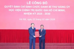 Tran Cam Tu (R), Politburo member, permanent member of the Party Central Committee’s Secretariat, and Secretary of the Party Committee of Central Party Agencies, on February 2 presents a decision of the Standing Board of the Party Committee of the Central Party Agencies appointing Doan Minh Huan, Politburo member, Standing Deputy Secretary and Director of the Ho Chi Minh National Academy of Politics, as Secretary of the Academy’s Party Committee. (Photo: VNA)