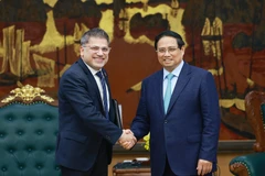 PM Pham Minh Chinh (R) and Chairman and General Director of AstraZeneca Vietnam Nitin Kapoor (Photo: VNA)